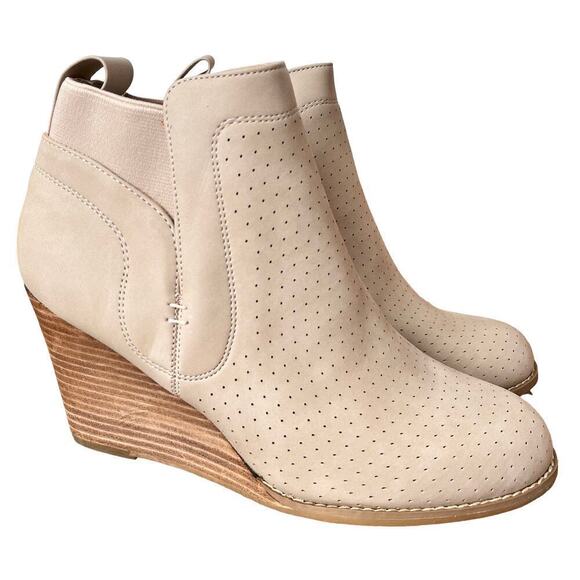 DV by Dolce Vita Gerdy Wedgie Bootie Size 8.5 Beige Shabby Chic NEW - Picture 1 of 10